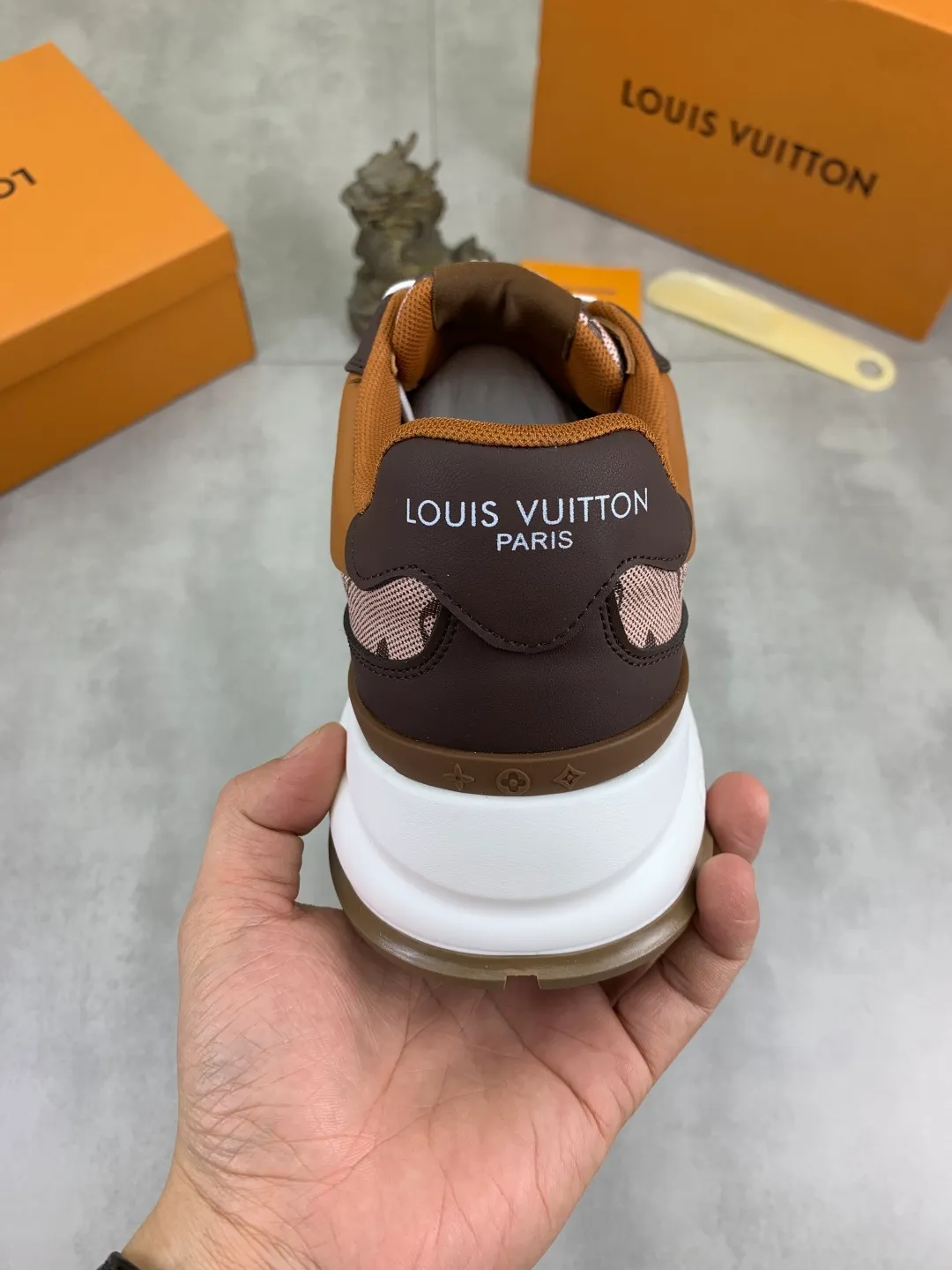 Men's men's shoes💰P440💰[New model]🆘[Louis Vuitton] LV official website latest model🎁casual and fashionable men's shoes👟hot style💥simple and elegant style, exclusive for trendy men. Unique official website latest brand elements👑original decoration, fashionable and generous, the fabric is made of original calfskin➕comfortable and breathable mesh lining➕pig skin lining ✅The official website specifies wear-resistant casual outsole, the classic model is taken in real life🎬Color: 2️⃣colors available😍Number of codes: 38-44 (45 46 customized)